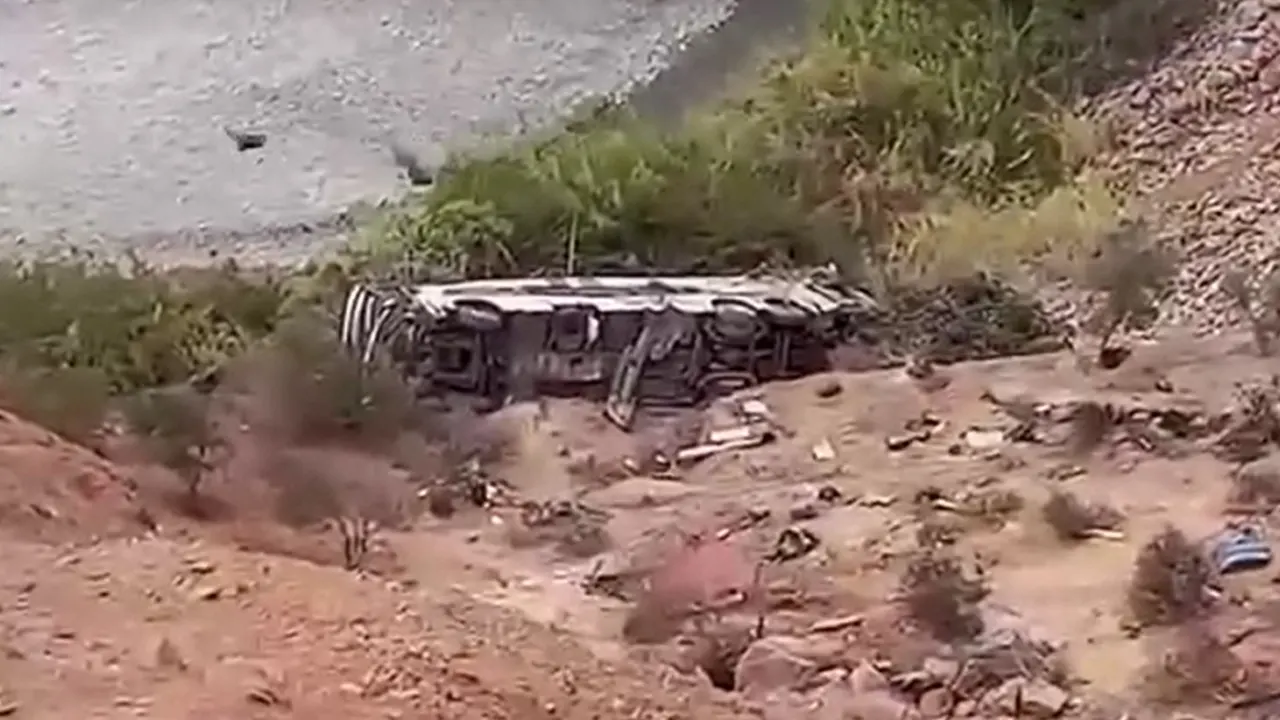 পেরুতে ভয়াবহ বাস দুর্ঘটনায় নিহত ৩৭