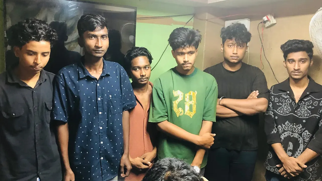 ছাত্রলীগের ছয় কর্মীকে আটক করে পুলিশে সোপর্দ