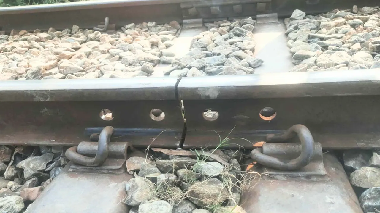 রেললাইনের ফিশপ্লেট খুলে নাশকতার চেষ্টা