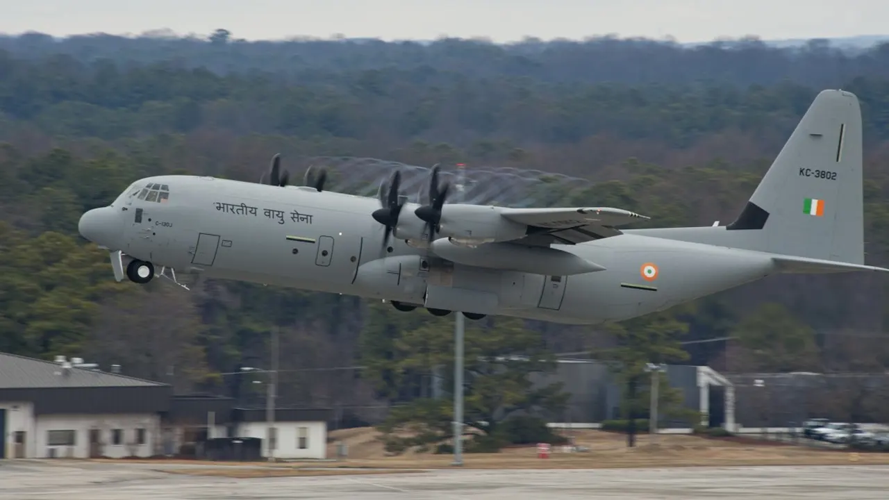 চীন সীমান্তের কাছে ভারতের বিমানঘাঁটি চালু, সুপার হারকিউলিস বিমান অবতরণ