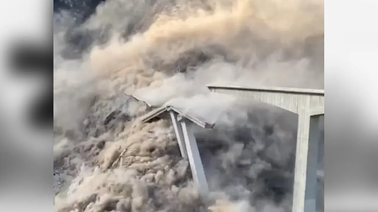 উদ্বোধনের পর ধসে পড়ল সেতু