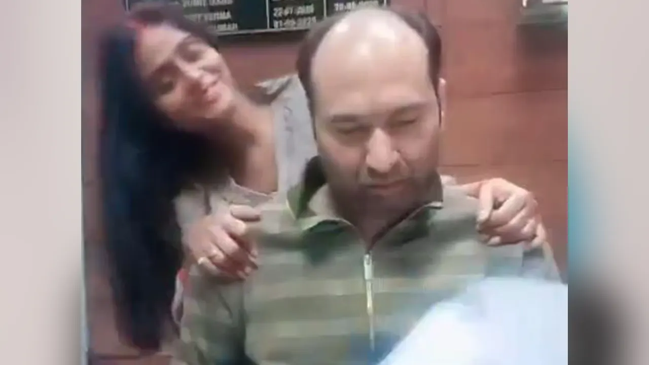 ব্যাংক ম্যানেজারের সঙ্গে তরুণীর ভিডিও ভাইরাল