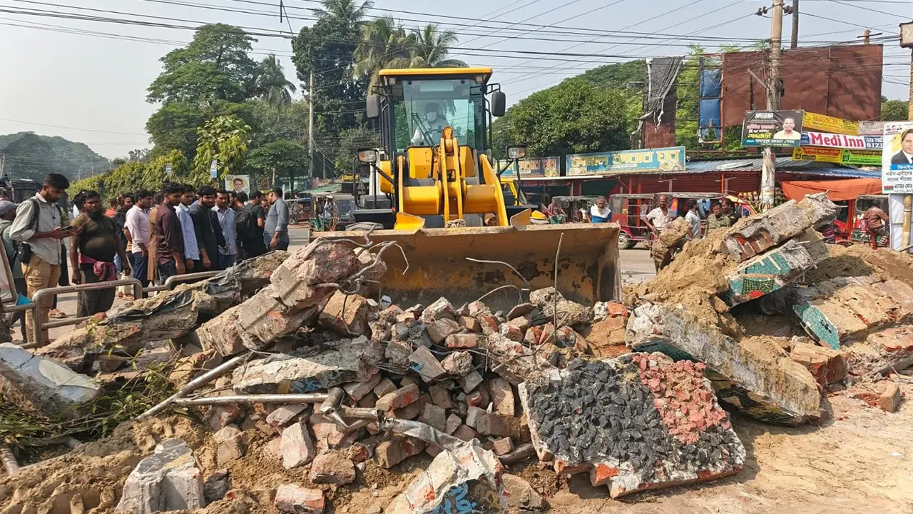 ঝিনাইদহে শেখ মুজিবের ‘এক তর্জনি’ স্তম্ভ গুড়িয়ে দিল ছাত্র-জনতা