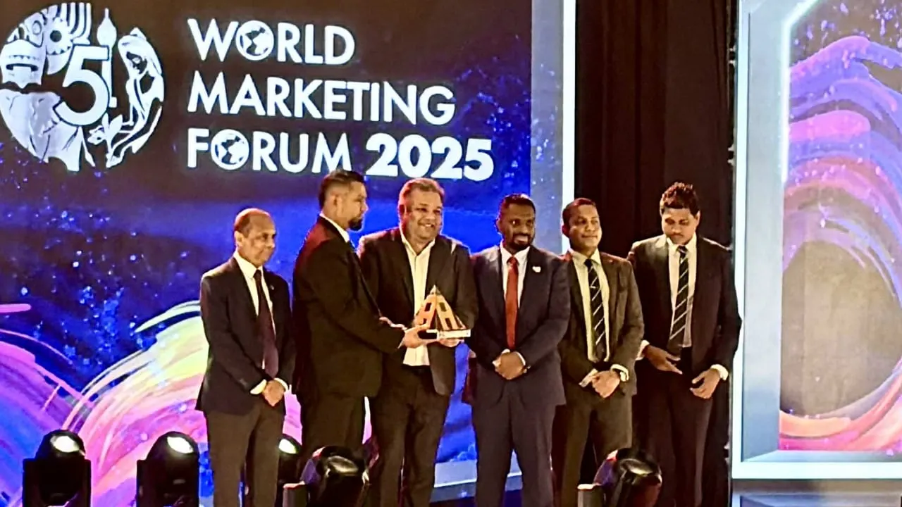 শ্রীলঙ্কার কলম্বোতে মোনার্ক ইম্পেরিয়াল হোটেলে এক জমকালো অনুষ্ঠানে ইমরান কাদিরের হাতে পুরস্কার তুলে দেন অতিথিরা। ছবি : কালবেলা