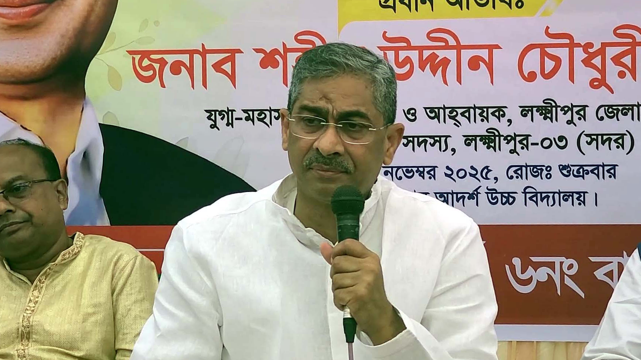 লক্ষ্মীপুরে উঠান বৈঠকে বক্তব্য দেন শহীদ উদ্দীন চৌধুরী এ্যানি। ছবি : কালবেলা