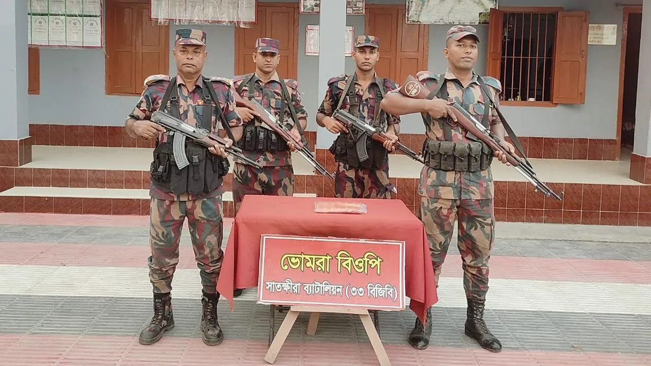 বিজিবির হাতে জব্দ মালামালের একাংশ। ছবি : কালবেলা