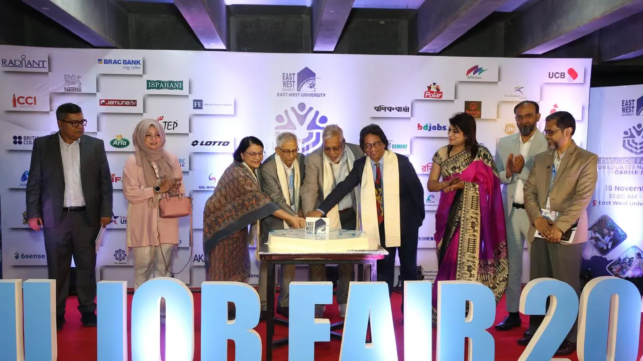 ইস্ট ওয়েস্ট ইউনিভার্সিটিতে অনুষ্ঠিত জব ফেয়ার। সৌজন্য ছবি