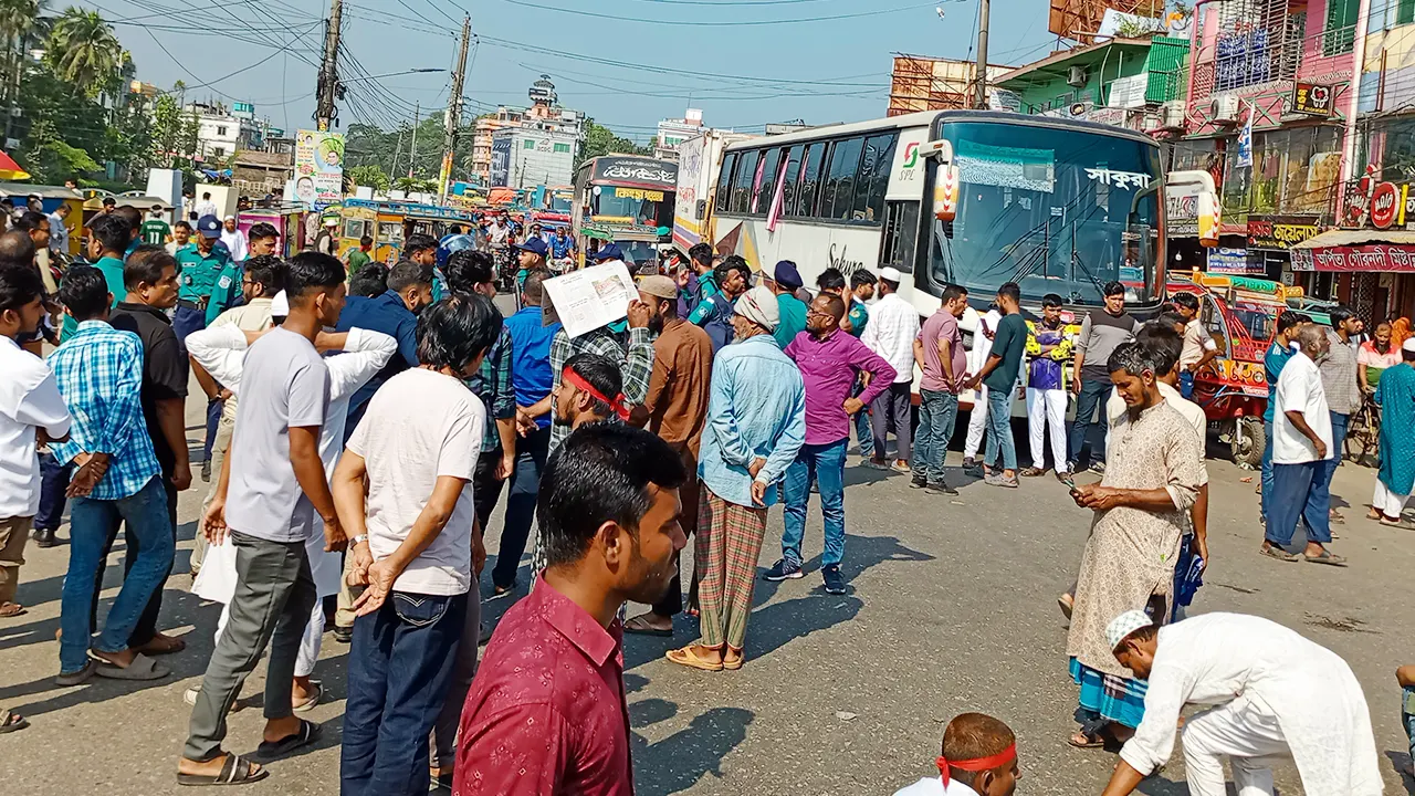 বরিশাল-ঢাকা মহাসড়ক অবরোধ করে অপসো স্যালাইন ফার্মার ছাঁটাইকৃত শ্রমিকরা। ছবি : কালবেলা