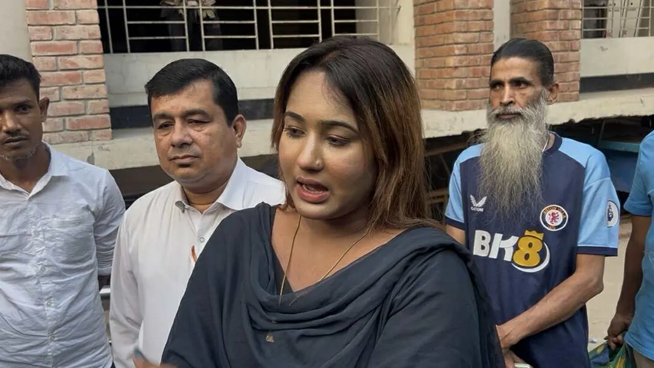 আদালত প্রাঙ্গণে কথা বলছেন রিয়া মনি। ছবি : কালবেলা