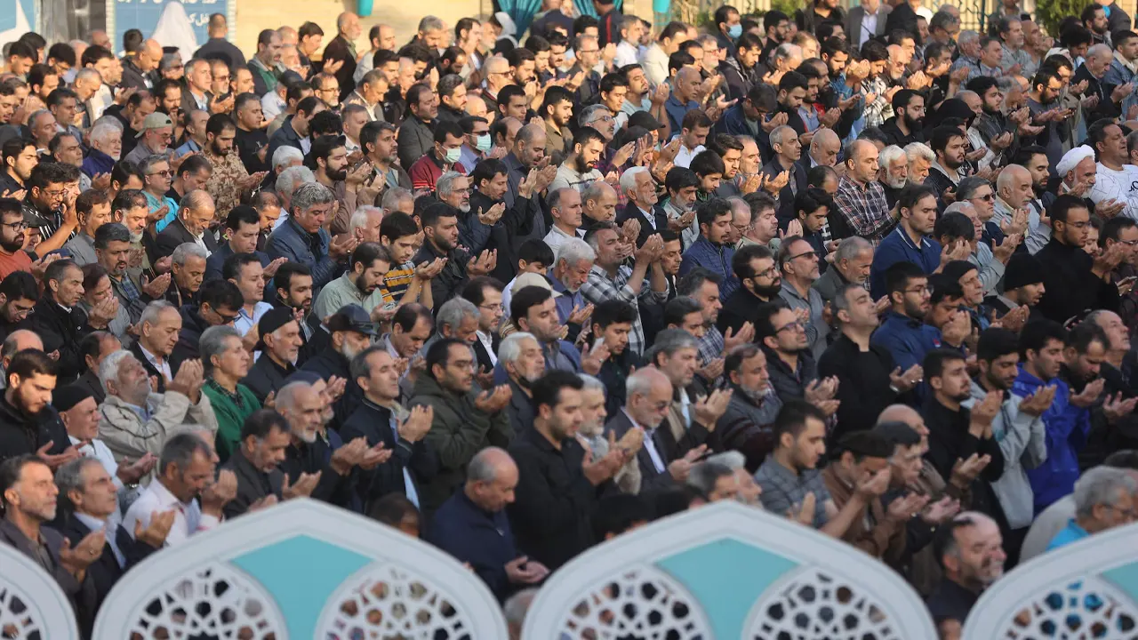 মসজিদে দোয়ায় অংশ নিয়েছেন মুসল্লিরা। ছবি : সংগৃহীত