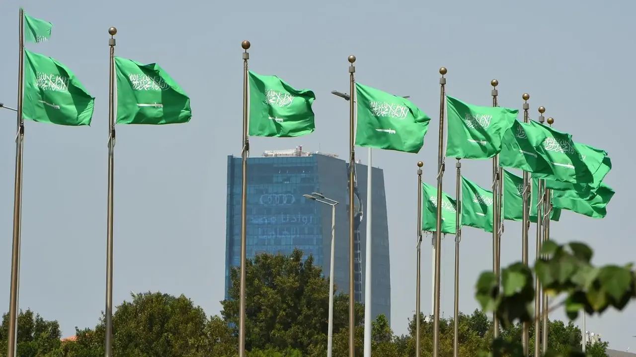 সৌদিতে বিদেশি কর্মীদের দুঃসংবাদ, কমছে বেতন-প্রণোদনা