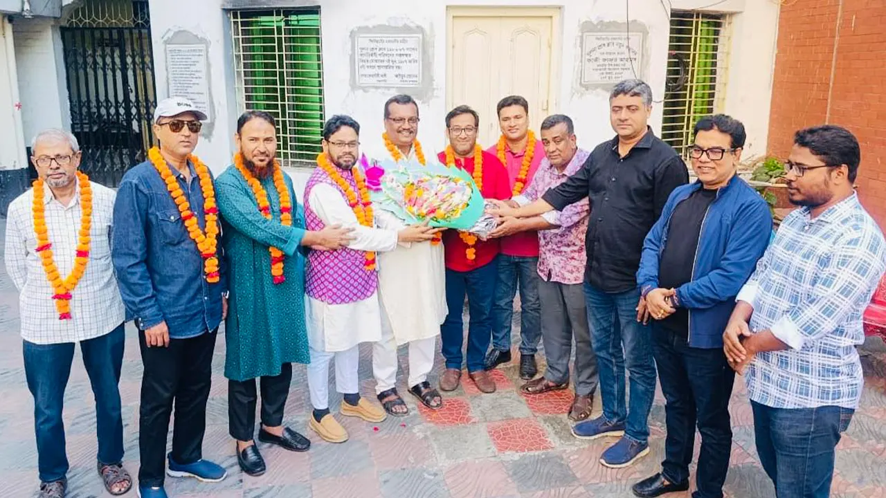 এমইউজে খুলনার নবনির্বাচিতদের ফুল দিয়ে বরণ করা হয়। ছবি : কালবেলা