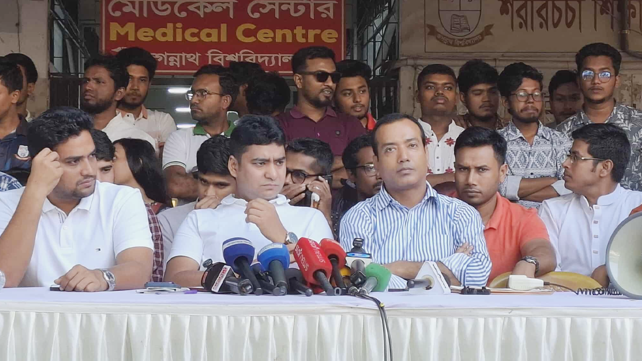 জগন্নাথ বিশ্ববিদ্যালয়ের ভাষা শহিদ রফিক ভবনের নিচে সংবাদ সম্মেলনে প্যানেল ঘোষণা করেন ছাত্রদলের সভাপতি রাকিবুল ইসলাম রাকিব। ছবি : কালবেলা