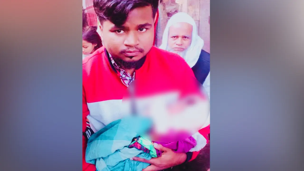 নবজাতককে স্থানীয় বাসিন্দা মতিন হাওলাদারের জিম্মায় দেওয়া হয়েছে। ছবি : কালবেলা