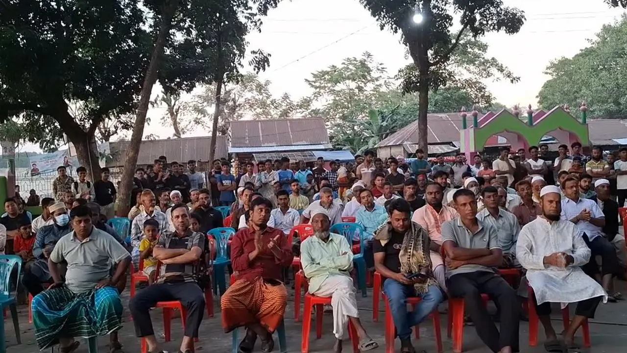 আশুগঞ্জ-নবীনগর সড়ক প্রকল্পে অধিগ্রহণের টাকা না দিয়ে জোরপূর্বক রাস্তা নির্মাণের প্রতিবাদ। ছবি : কালবেলা