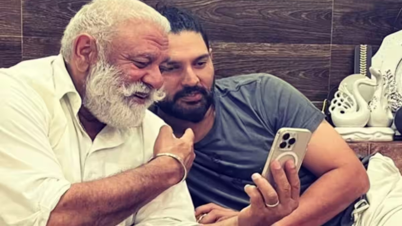 বাবার সঙ্গে যুবরাজ। ছবি : সংগৃহীত