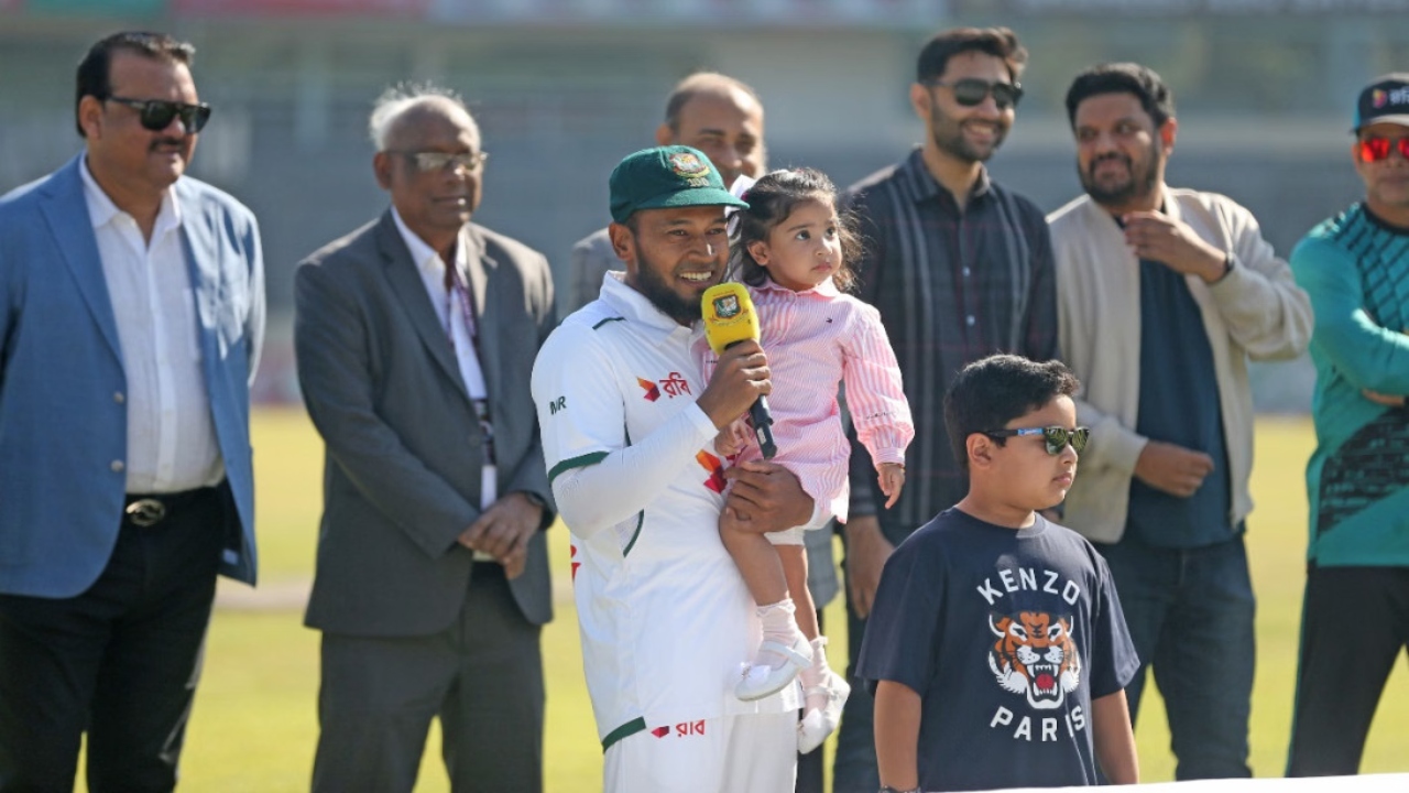 মুশফিকুর রহিমকে ঘিরে ছিলেন তার সতীর্থরা। ছবি : সংগৃহীত