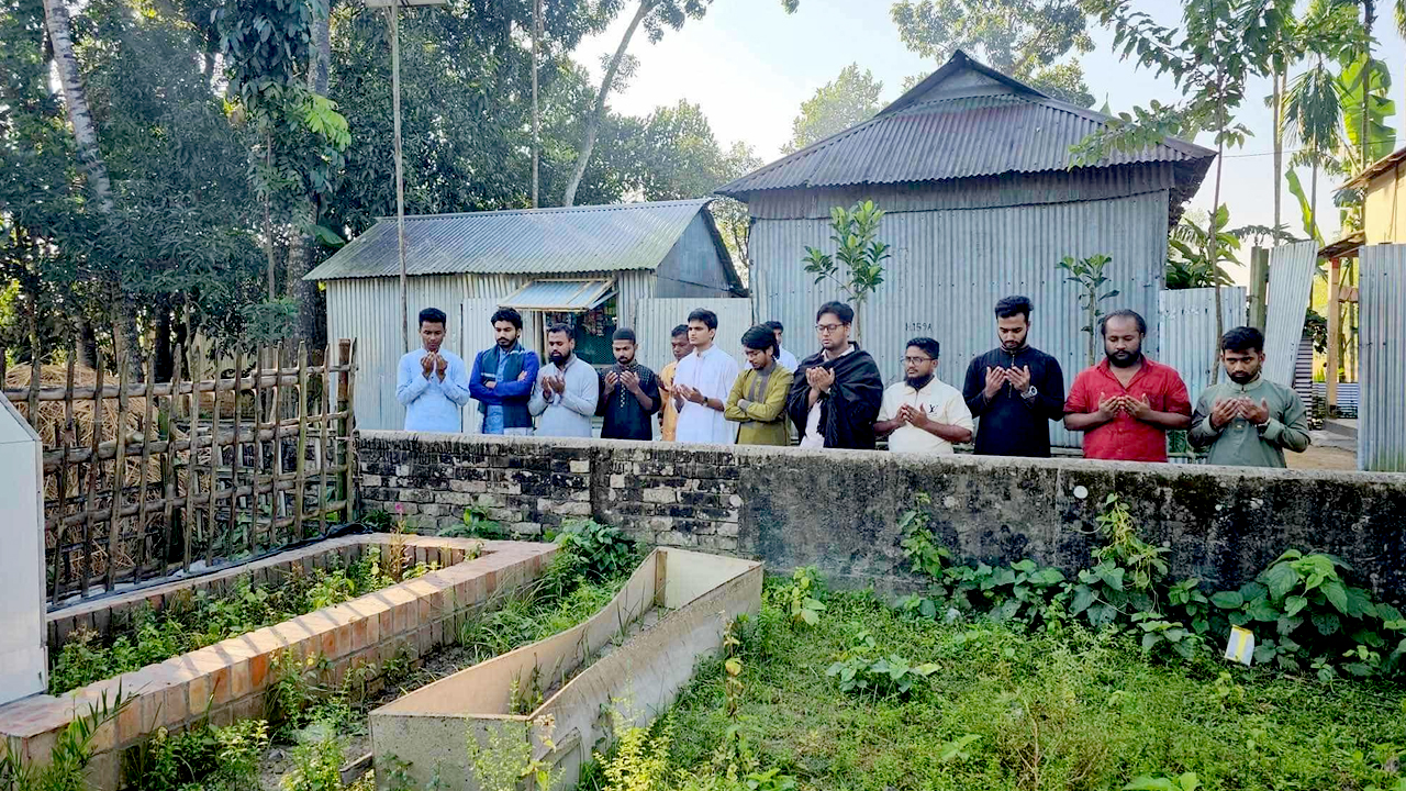শহীদ সাজিদের কবর জিয়ারত করল ছাত্রদল সমর্থিত প্যানেল