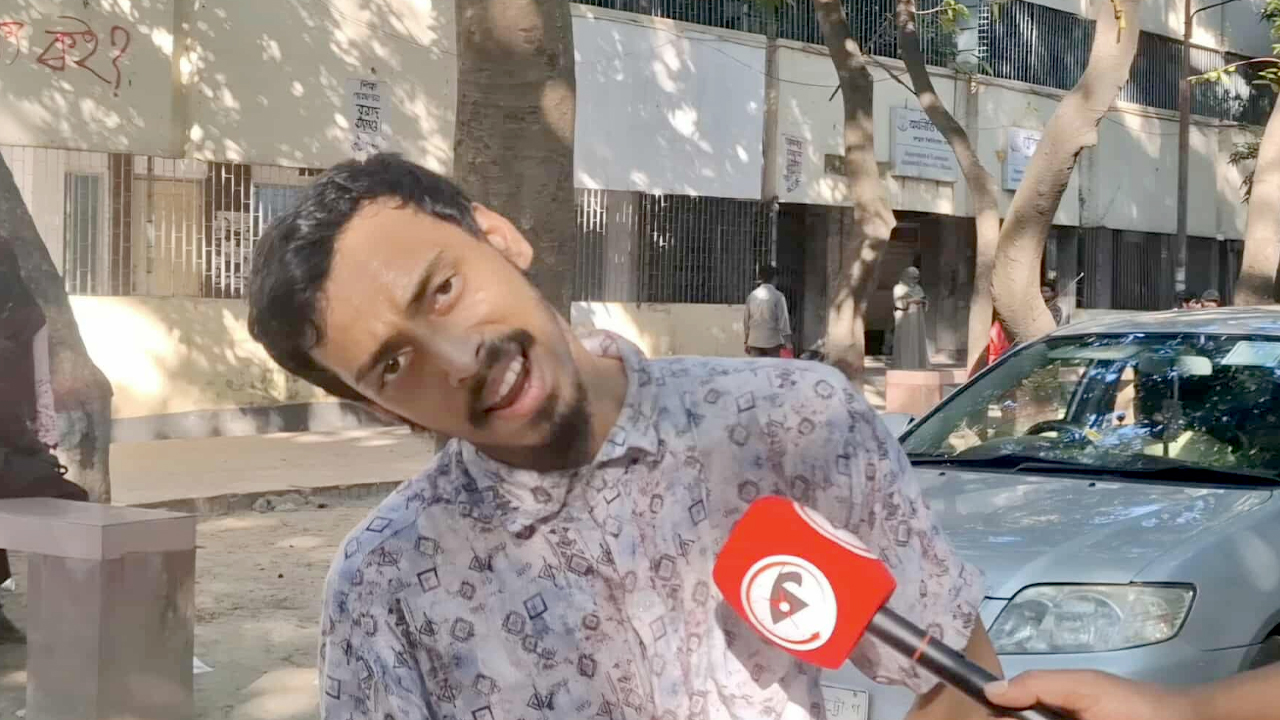 শারীরিক প্রতিবন্ধকতাকে পাশ কাটিয়ে জকসু নির্বাচনে প্রার্থী সাজ্জাদ