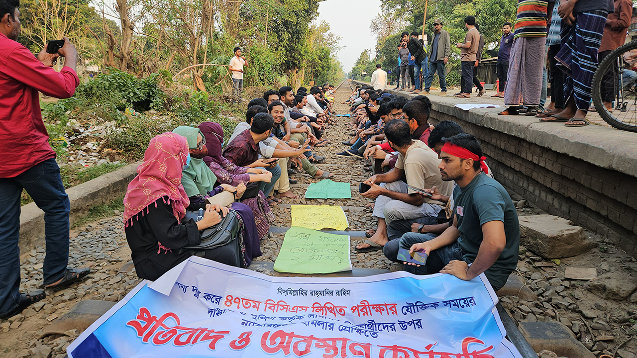 ঢাকা-রাজশাহী রেলপথ অবরোধ। ছবি : কালবেলা