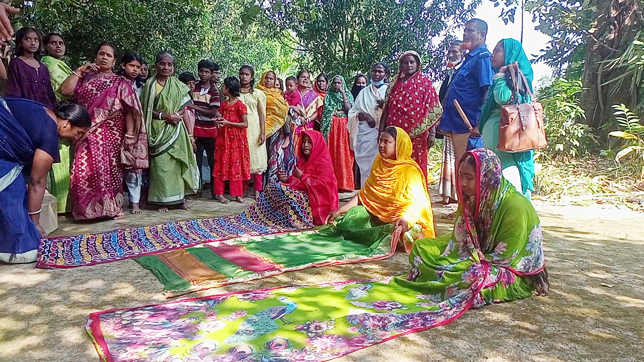 গাছের নিচে আঁচল পেতে বসে আছেন নিঃসন্তান নারী। ছবি : কালবেলা