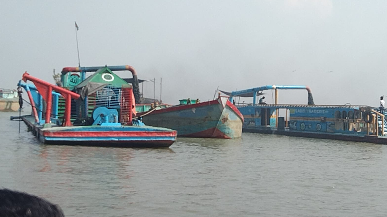 মেঘনা নদী থেকে অবৈধভাবে বালু উত্তোলন। ছবি : কালবেলা