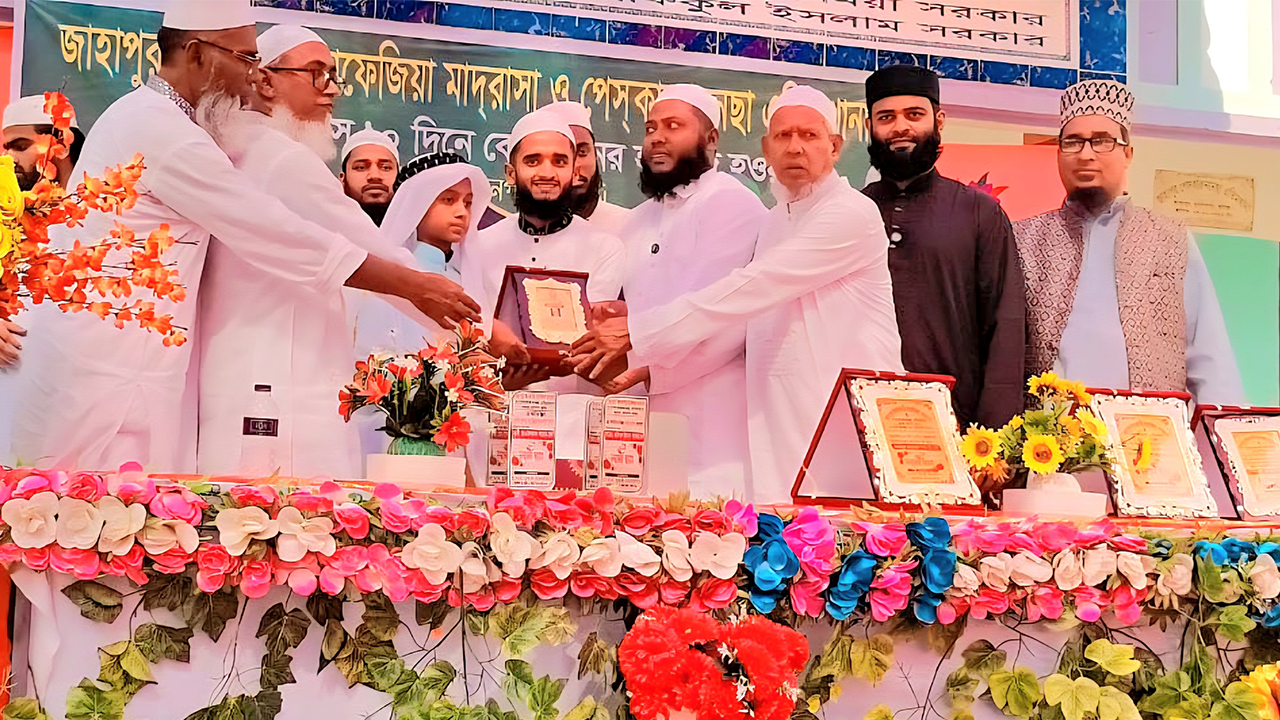 ১৩ মাসে কোরআনের হাফেজ হলেন শিশু মাকসুদুর