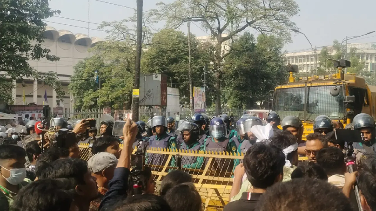 যমুনা অভিমুখে ৪৭তম বিসিএস পরীক্ষার্থীরা, পুলিশের বাধা