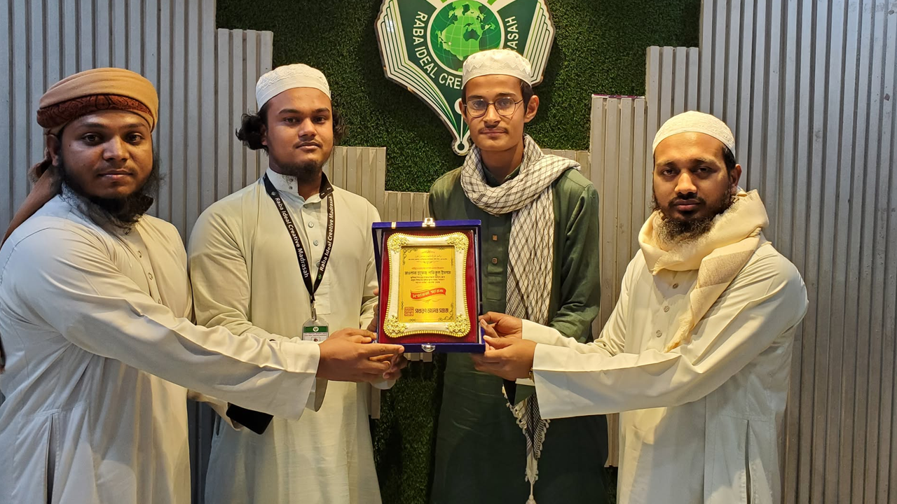 ভূমিকম্পের সময় ছাত্রদের আগলে রাখা সেই মাদ্রাসাশিক্ষক পেলেন বিশেষ সম্মাননা