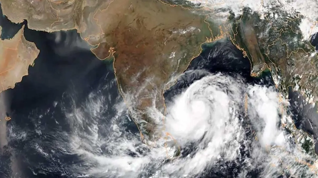 পায়রা থেকে ১৯৬০ কিমি দূরে নিম্নচাপ, বাতাসের গতিবেগ ৪০ কিমি