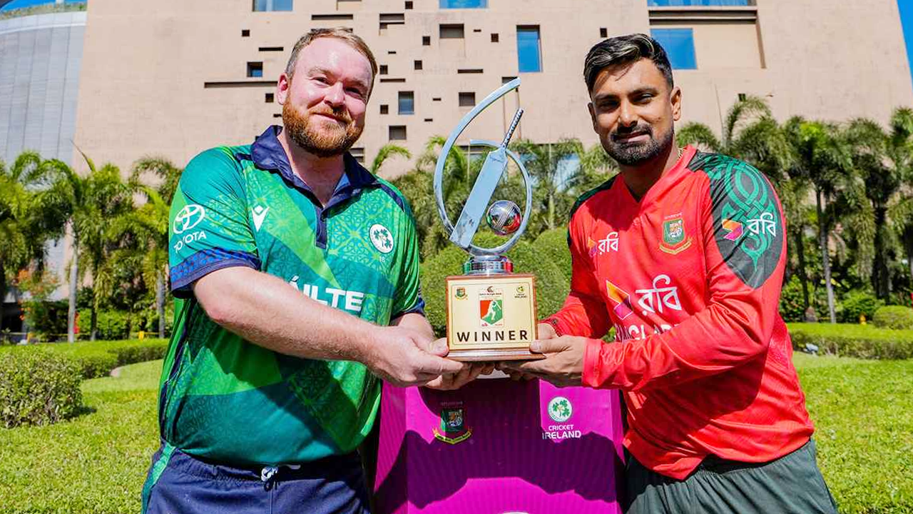 ট্রফি হাতে বাংলাদেশ ও আয়ারল্যান্ডের অধিনায়ক। ছবি : সংগৃহীত