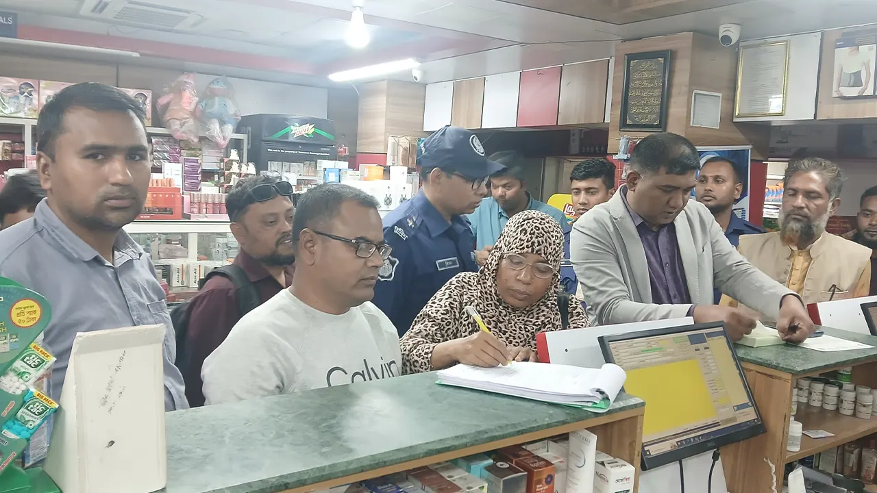 ফার্মেসিতে জাতীয় ভোক্তা অধিদপ্তরের অভিযান। ছবি : কালবেলা