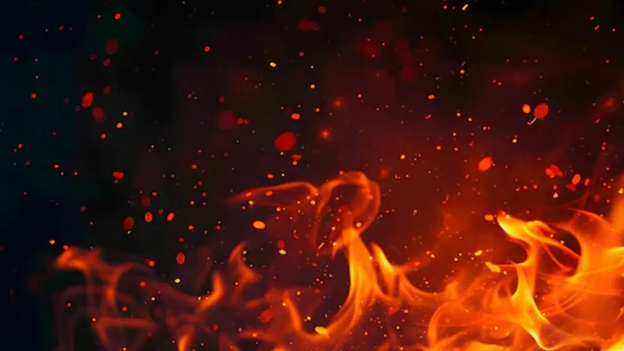 চকবাজারে আবাসিক ভবনে আগুন