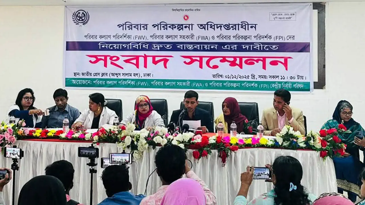 রাজধানীর জাতীয় প্রেসক্লাবে সংবাদ সম্মেলনে কর্মবিরতির ঘোষণা দেন আন্দোলনকারীরা। ছবি : কালবেলা