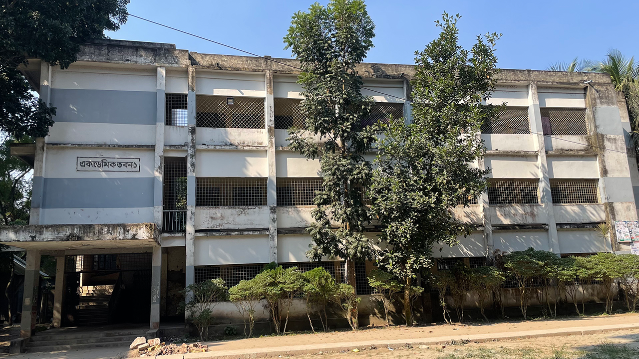 কলেজের ভবন দখল করে থাকছেন শিক্ষকরা, শ্রেণিকক্ষেই কোচিং বাণিজ্য