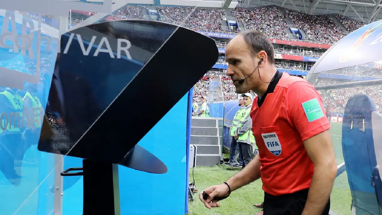 ভিএআর মনিটরে ঘটনা দেখছেন রেফারি। ছবি : সংগৃহীত