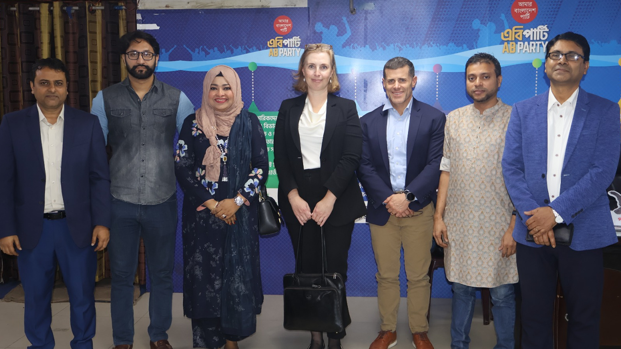 আইআরআইয়ের প্রতিনিধি দলের সঙ্গে এবি পার্টির নেতাদের সংলাপ। ছবি : কালবেলা