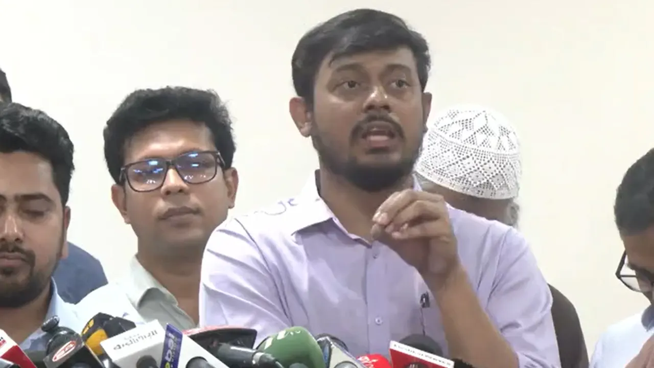 সাংবাদিকদের সঙ্গে কথা বলছেন নাসীরুদ্দীন পাটওয়ারী। ছবি : সংগৃহীত