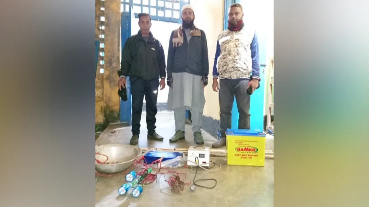 জব্দ বৈদ্যুতিক শক দিয়ে মাছ নিধন সরঞ্জাম। ছবি : কালবেলা