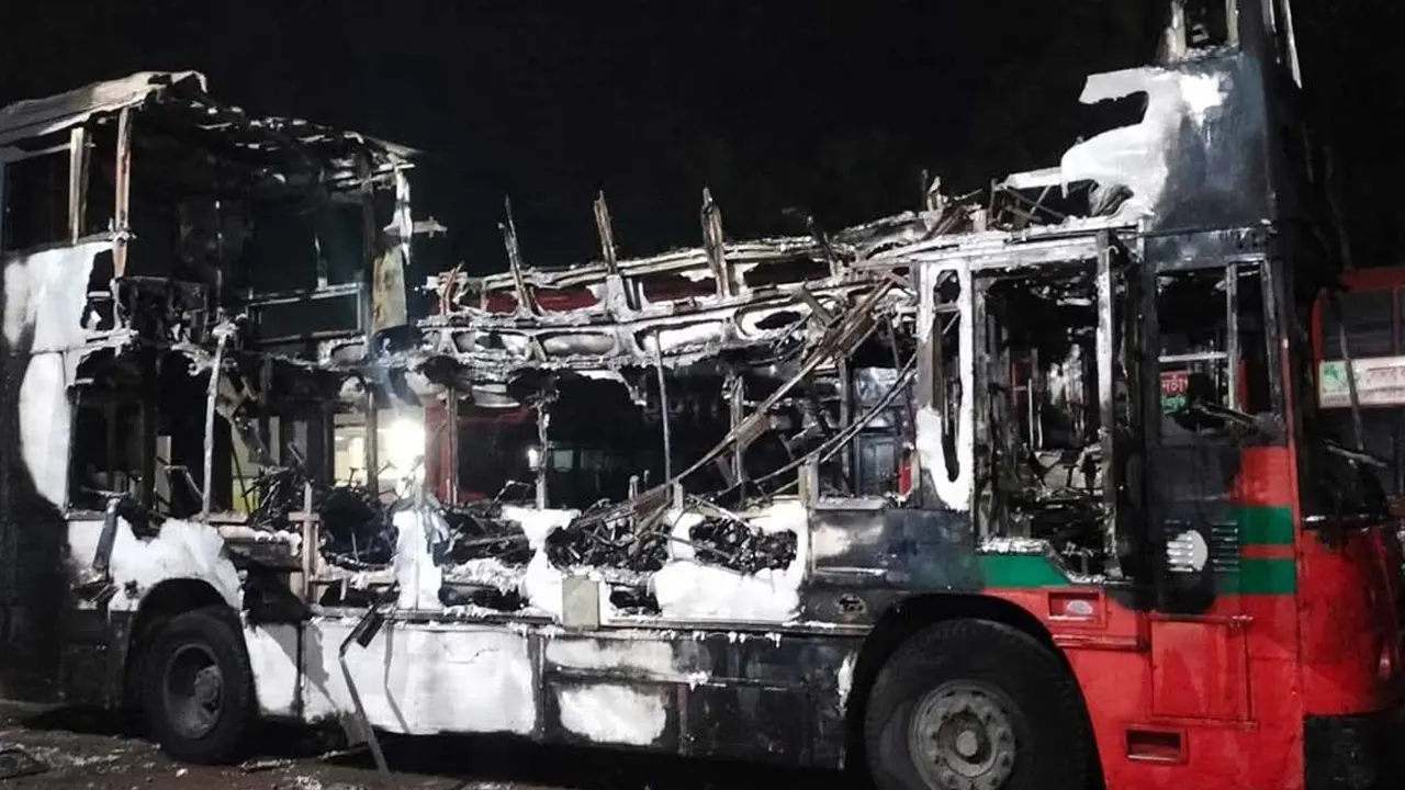 আগুনে দুটি বাস সম্পূর্ণ পুড়ে গেছে। ছবি : সংগৃহীত