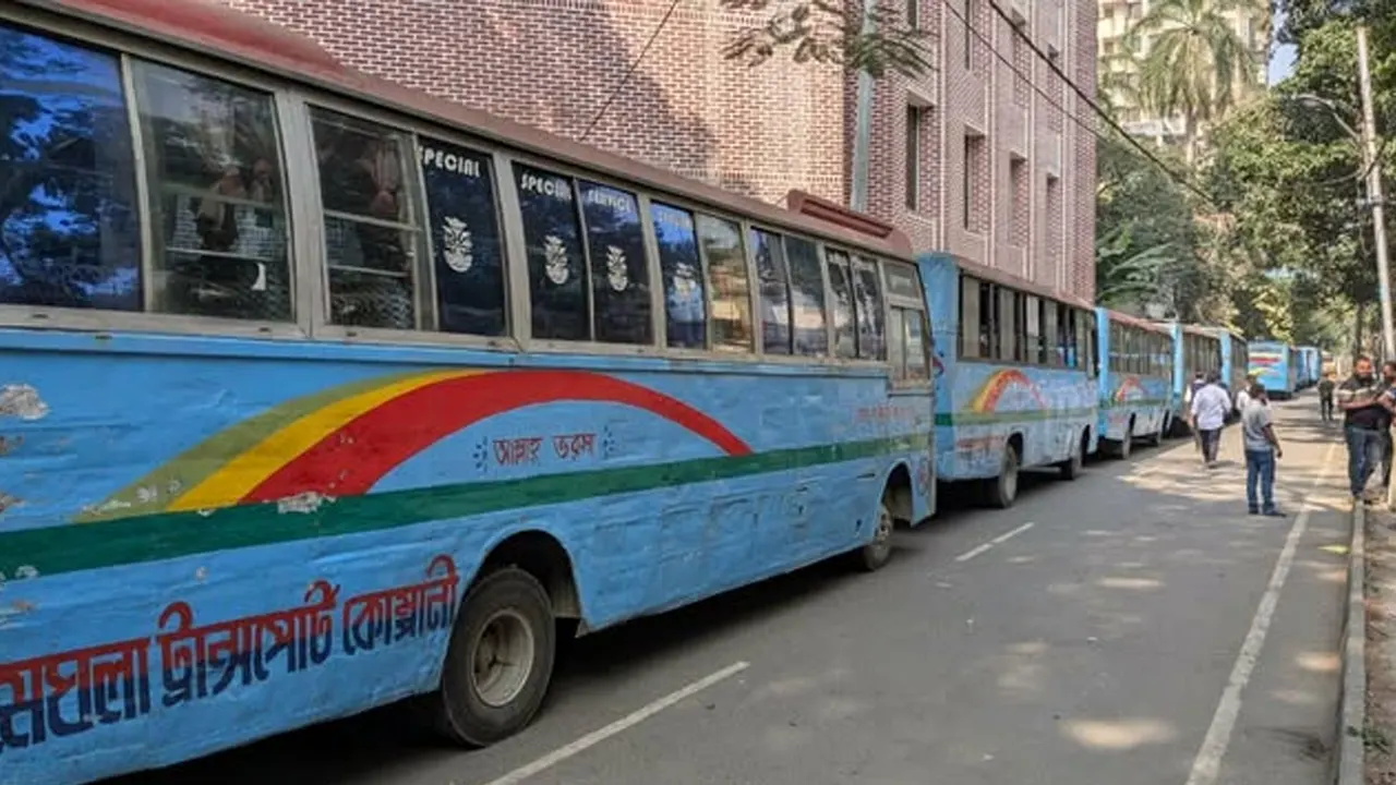 মেঘলার ১২ বাস আটকে রাখে ঢাকা কলেজের শিক্ষার্থীরা। ছবি : সংগৃহীত