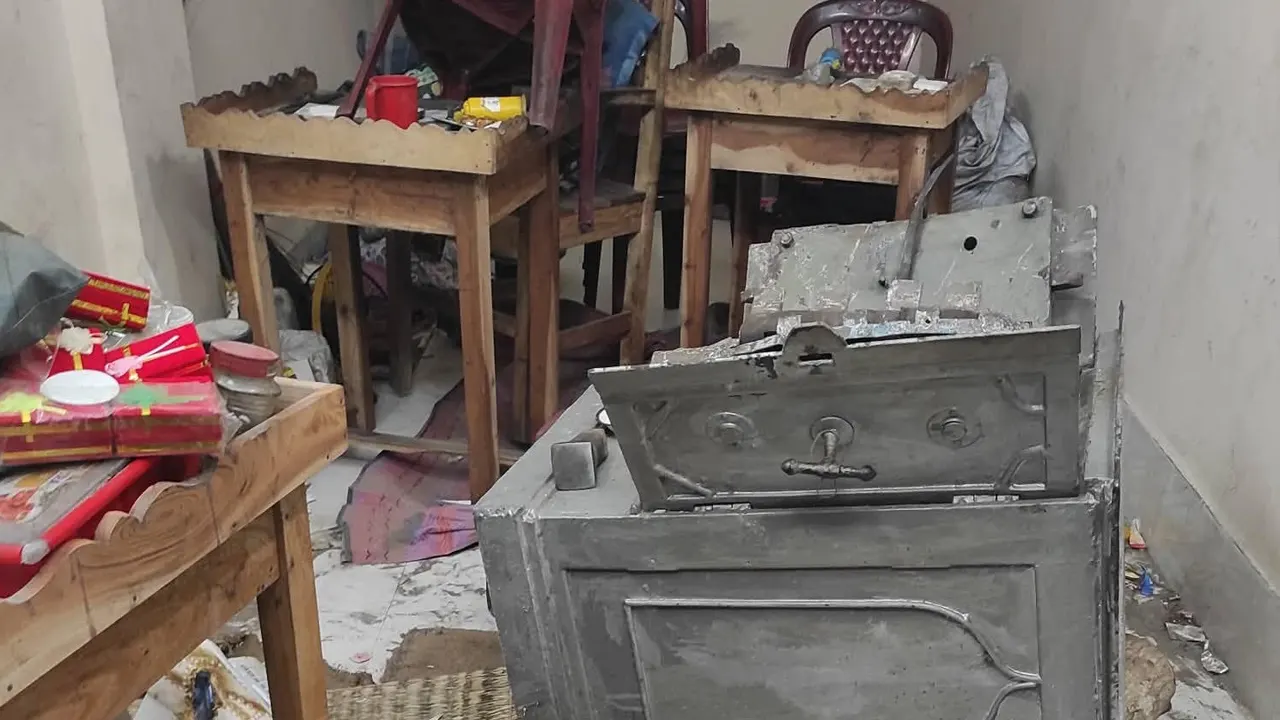 নৈশপ্রহরীকে বেঁধে স্বর্ণের দোকানে ডাকাতি