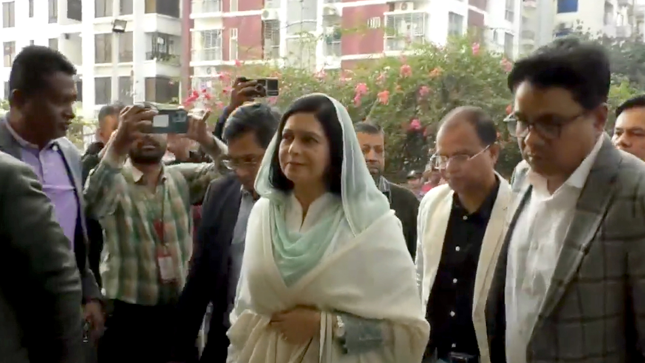 খালেদা জিয়াকে দেখতে এভারকেয়ারে ডা. জুবাইদা