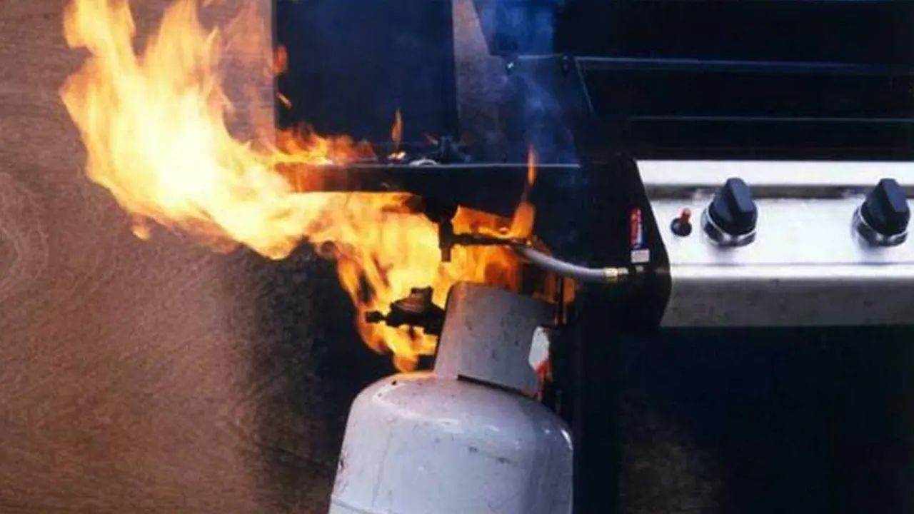 গ্যাস লিকেজ থেকে বিস্ফোরণ, একই পরিবারে দগ্ধ ৪ 