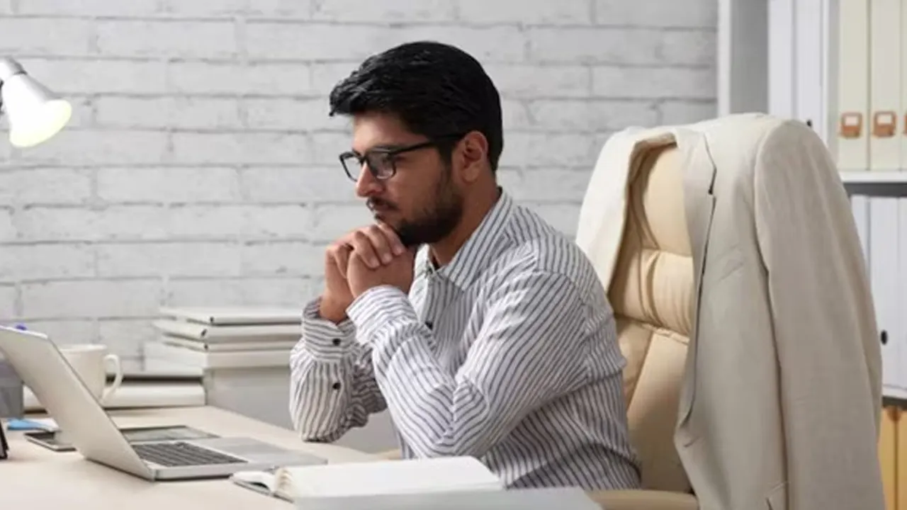 ডেস্কে বসে কাজ করছেন? যেসব লক্ষণে বুঝবেন ওজন বাড়ছে