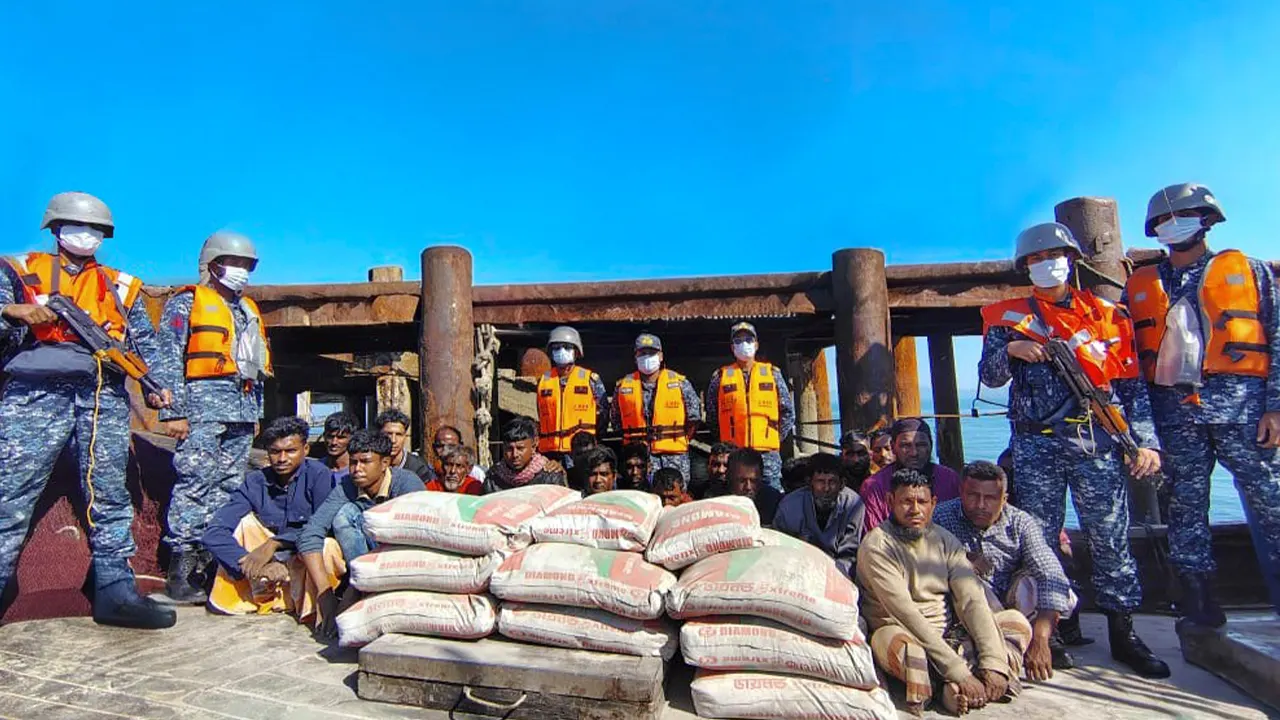 সিমেন্ট পাচারকালে ২২ জনকে আটক করে নৌবাহিনী। ছবি : কালবেলা