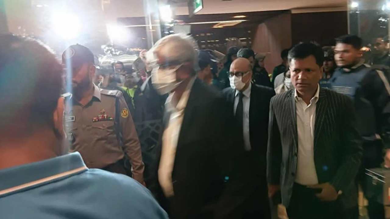 ৬ ঘণ্টার বেশি অবরুদ্ধ থেকে সচিবালয় ছাড়লেন অর্থ উপদেষ্টা