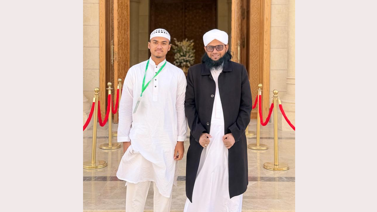 ওস্তাদ নেছার আহমদ আন নাছিরীর সঙ্গে হাফেজ আনাস। ছবি : সংগৃহীত