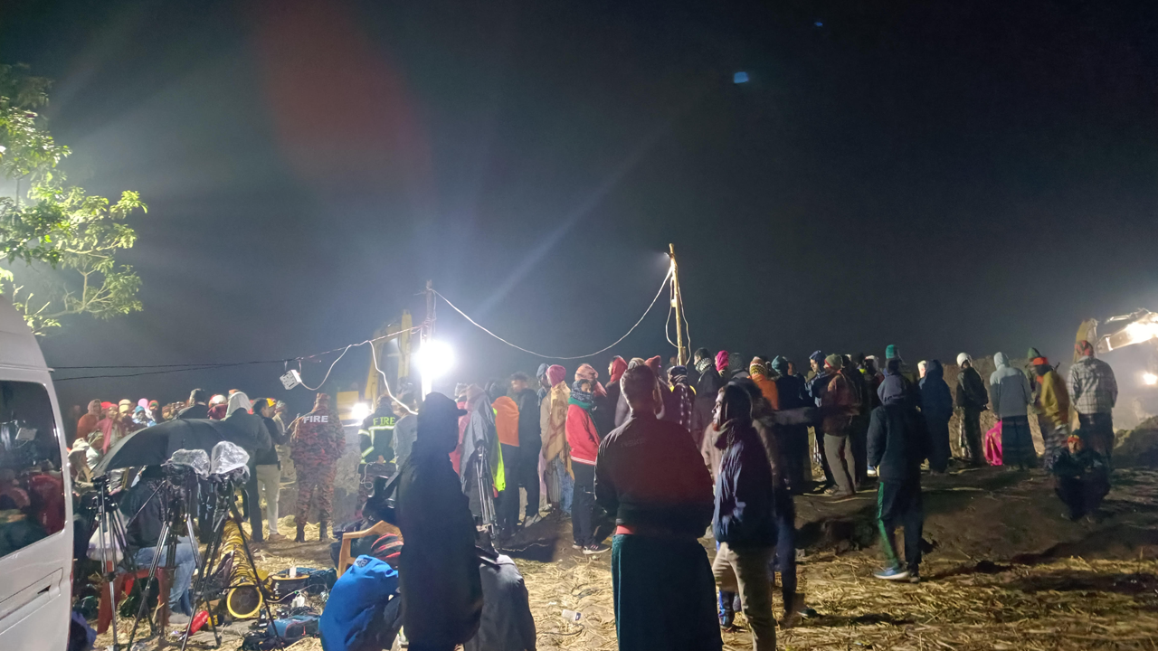 শিশু সাজিদের অপেক্ষায় গভীর রাতেও উৎসুক জনতার ভিড়। ছবি : কালবেলা