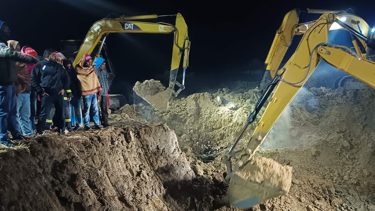 এক্সকেভেটর দিয়ে মাটি খনন করা হচ্ছে। ছবি : কালবেলা